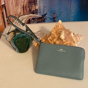 NWT Coach Corner ZIP Wristlet——-Cloud/silver